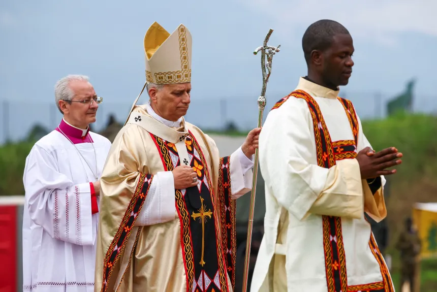 Pave Leo XIV ankommer for å feire messe på Bamenda lufthavn i Kamerun