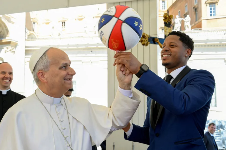 Pave Leo XIV holder en basketball sammen med en basketballspiller på Petersplassen