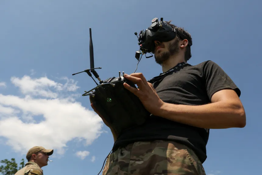 En ukrainsk soldat styrer en drone med fjernkontroll