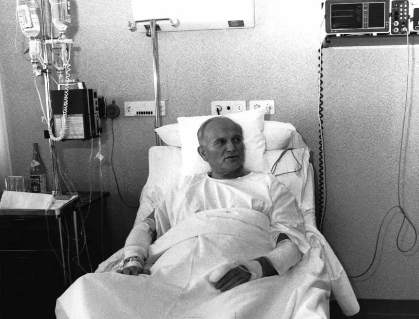 Pave Johannes Paul II i sykeseng på Gemelli-sykehuset