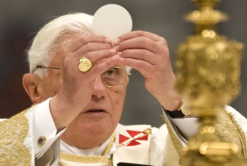 Pave Benedikt XVI holder opp hostien under en messe