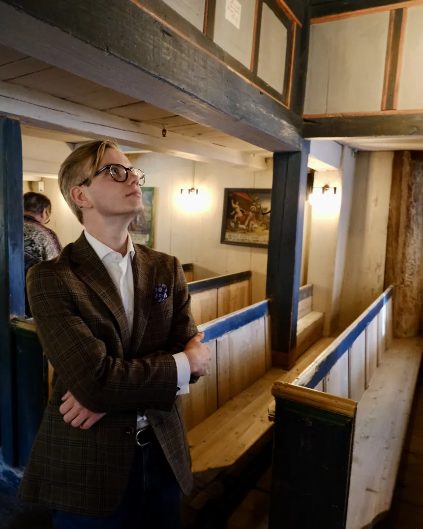 Jasper Maximilian Bjertnæs i kirke. 