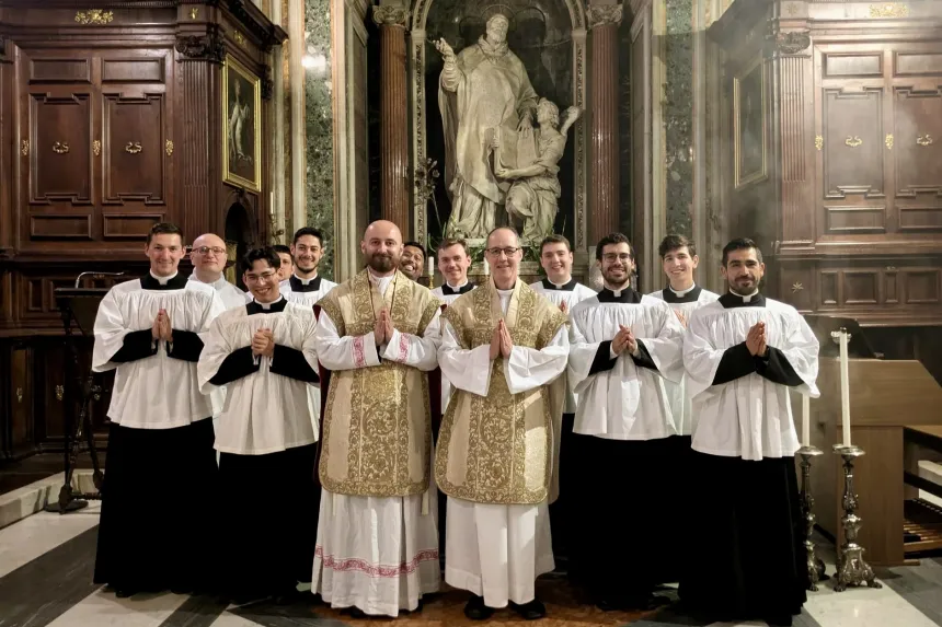 Pater Stephen Wang (foran til høyre) feirer høytidsmessen for Den hellige Filip Neri i Chiesa Nuova i Roma 29. mai 2026.
