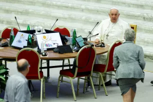 Pave Frans sitter ved et rundt bord i Paul VI-salen